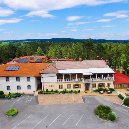 Finida, Motel, Restavracija In Pivovarna Obrov Exterior photo